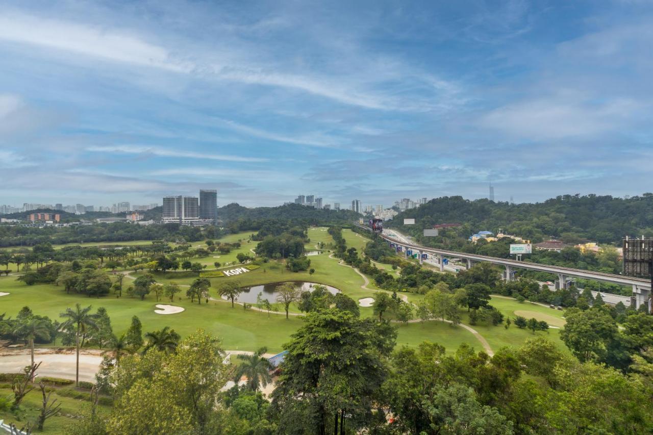 M Resort & Hotel Kuala Lumpur Esterno foto View of the golf course